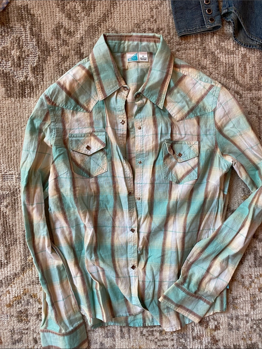 Women’s  med Plaid Button-Down Shirt in Mint & Cream